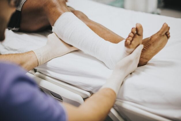 Những việc bạn cần thực hiện sau khi mộng gãy chân