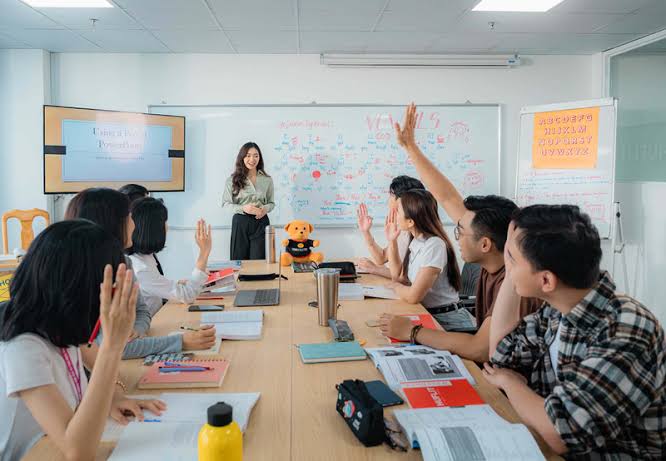 Nhân viên văn phòng mới kỹ năng xử lý tài liệu tiếng Anh hằng ngày